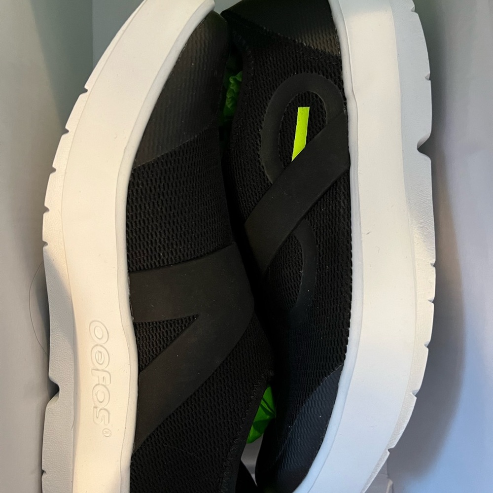 Oofos Mens oomg slip on size 9 men’s with box and brand new!